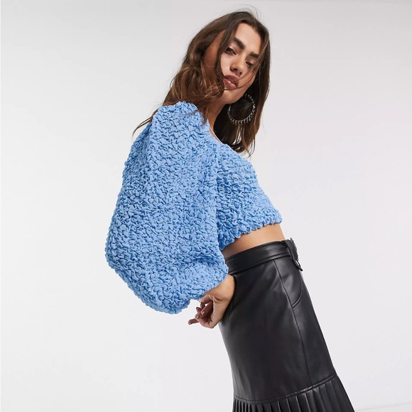 Blue textured bubble sleeved crop top - Picture 4 of 7